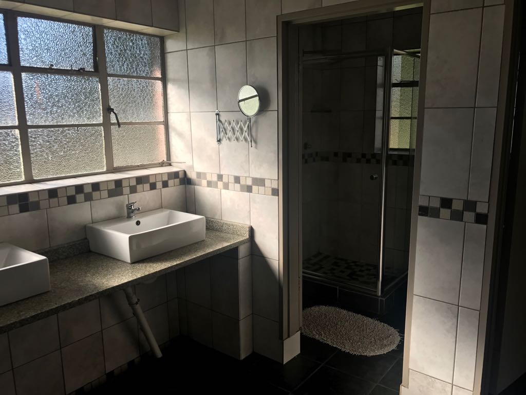 En-suite bathroom with double sinks