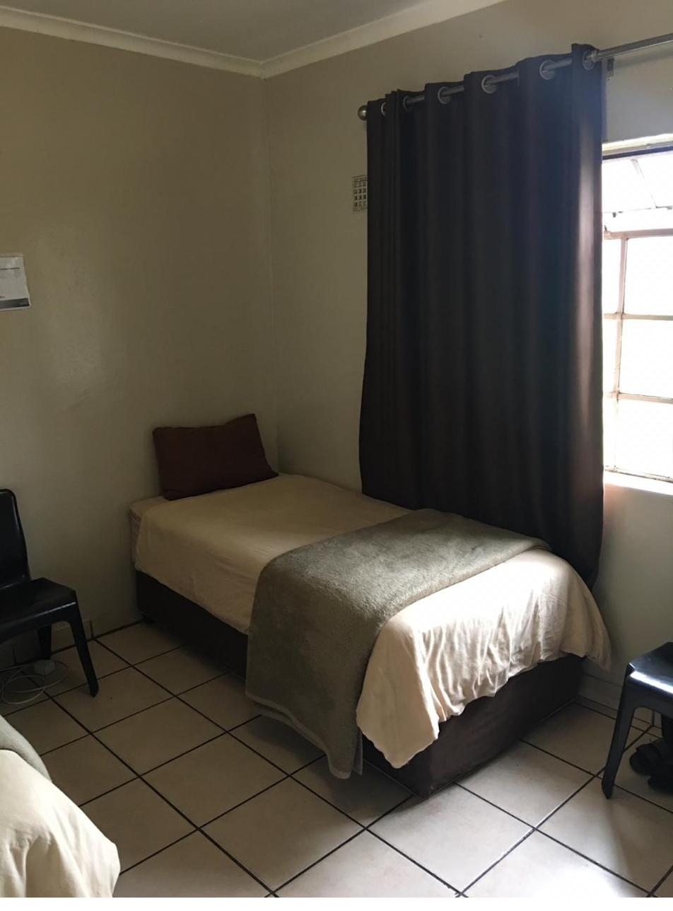 Twin bedroom
